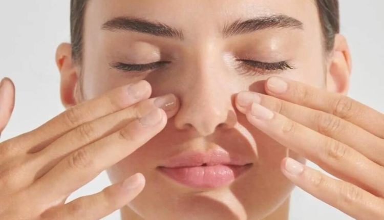 تعرفي معنا على طرق تنظيف البشرة الجافة