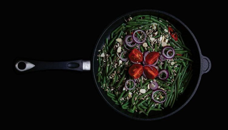 حقيقة أضرار استخدام أواني "التيتانيوم" في الطبخ