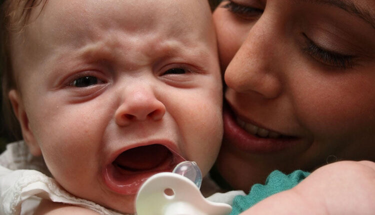 ما هي أسباب بكاء الرضيع وكيف نتعامل مع بكاء الرضيع؟