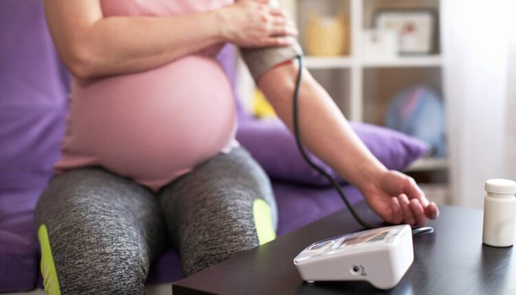 ضغط الدم أثناء الحمل وكيفية الوقاية من مخاطر عدم انتظامه