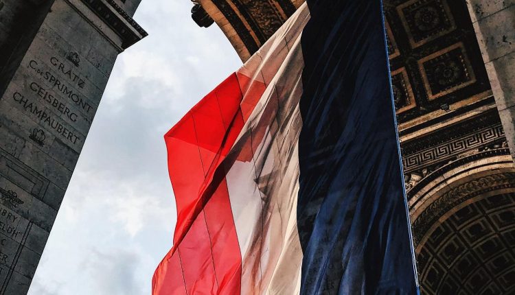 العمل في فرنسا شروطها وأوراقها وكيفية إيجادها.. وأهم المهن المطلوبة مع متوسط رواتبهم