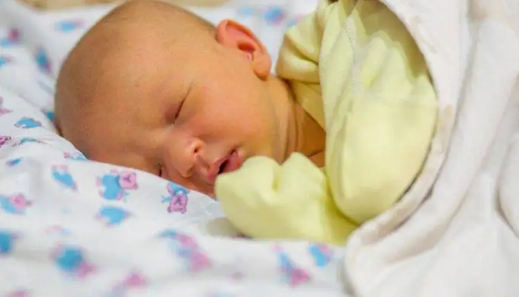 علاج اليرقان عند الأطفال حديثي الولادة وأنواعه وكيفية العناية بالطفل المصاب