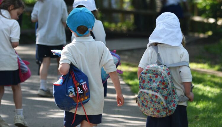 فوائد المشي إلى المدرسة للأطفال وآثارها الصحية والاجتماعية