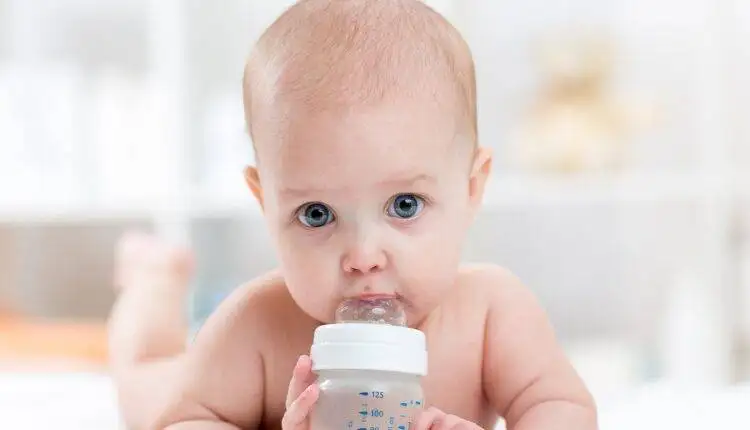 مقال-متى يشرب الرضيع الماء بأمان وبدون آثار جانبية؟