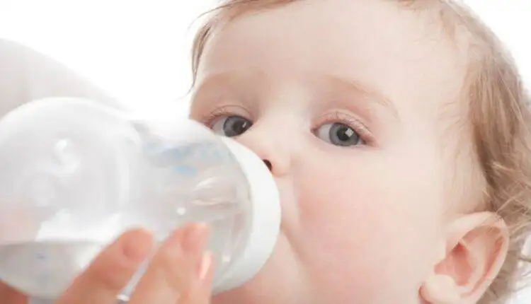 متى يشرب الطفل الماء ... إليك كل ما تحتاج إلى معرفته