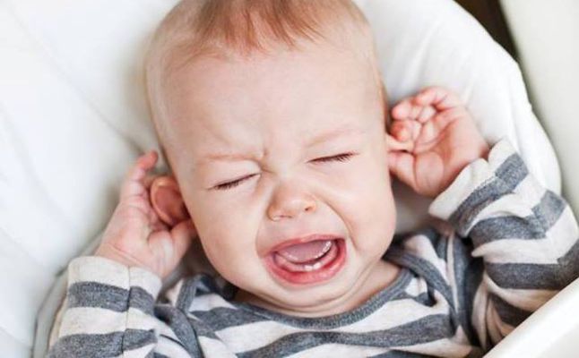هل الرضاعة الطبيعية لطفل نائم تسبب التهاب الأذن؟ ما هي أهم أعراض التهابات الأذن عند الرضع؟